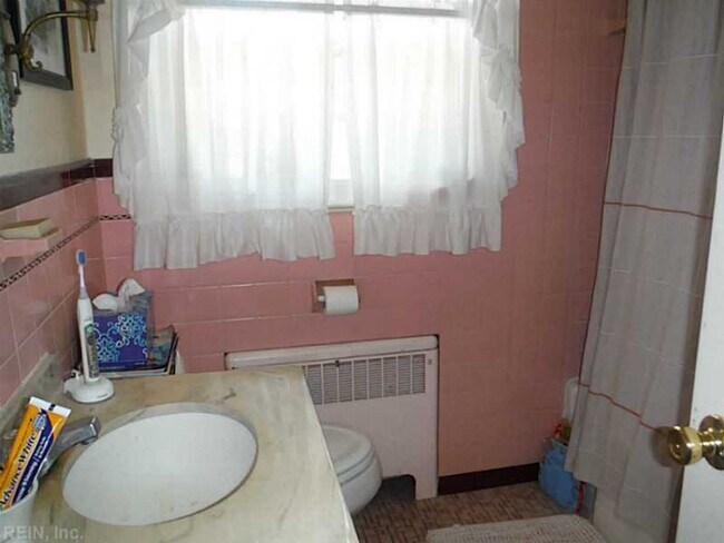 Building Photo - Larchmont