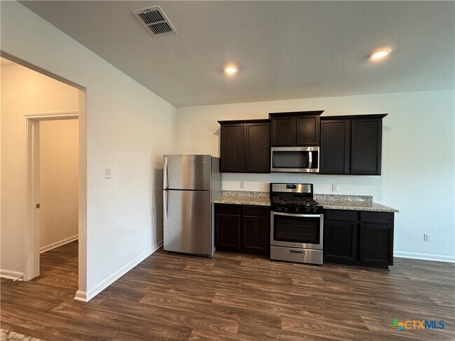 Building Photo - 761 Greenway Trl