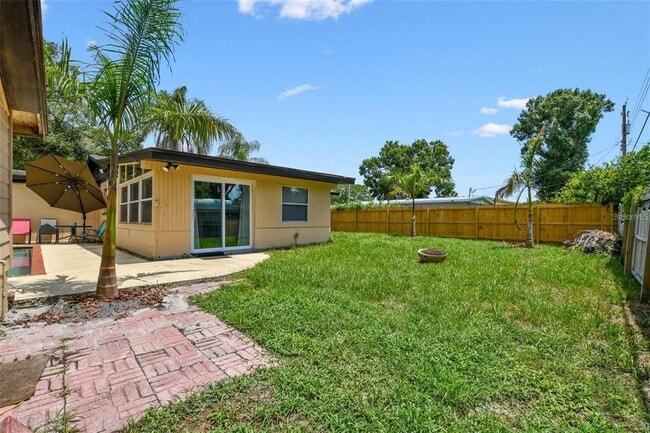 Building Photo - 4818 Holiday Dr