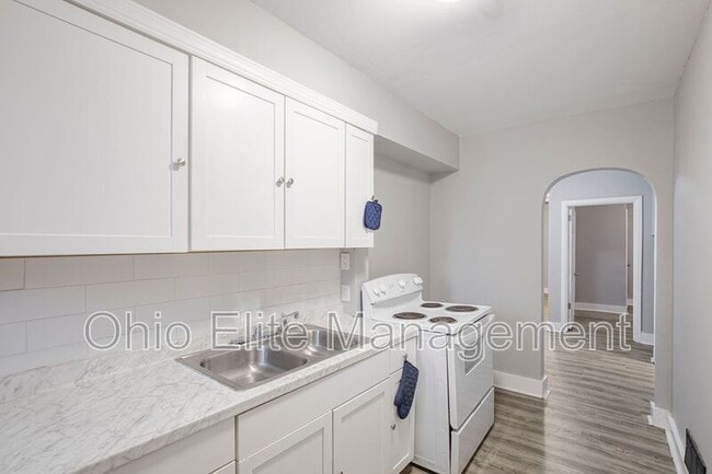 Building Photo - 987 Lilley Ave