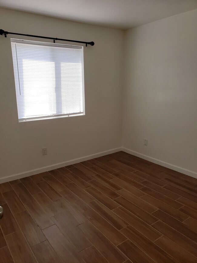 Building Photo - Maple Ave - Triplex
