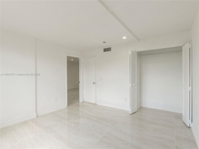 Building Photo - 3195 Foxcroft Rd