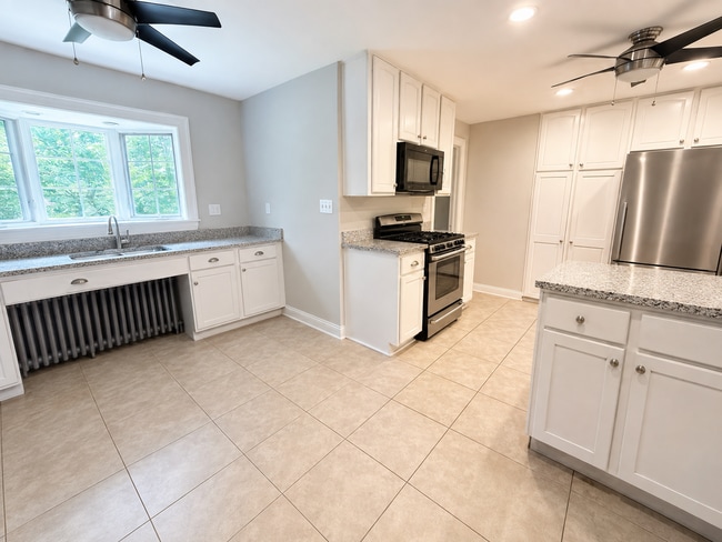 Building Photo - 2425 Demington Dr