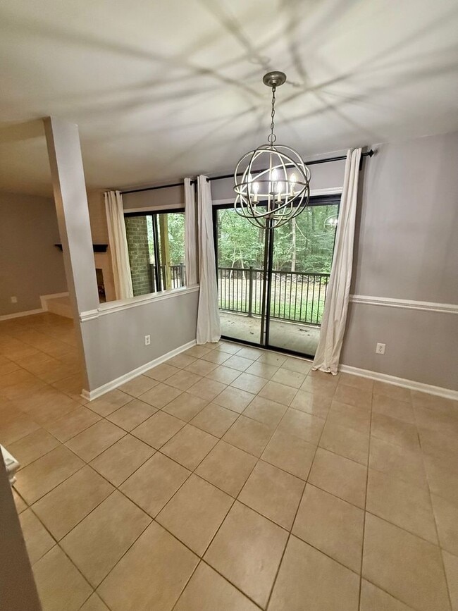 Building Photo - Fully Renovated 2 Bed, 2 Bath Ground-Floor...