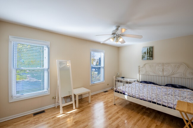 Building Photo - 331 E Fox Hill Dr