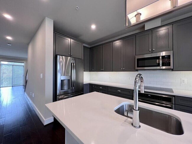 Building Photo - 818 Fern Pl NW