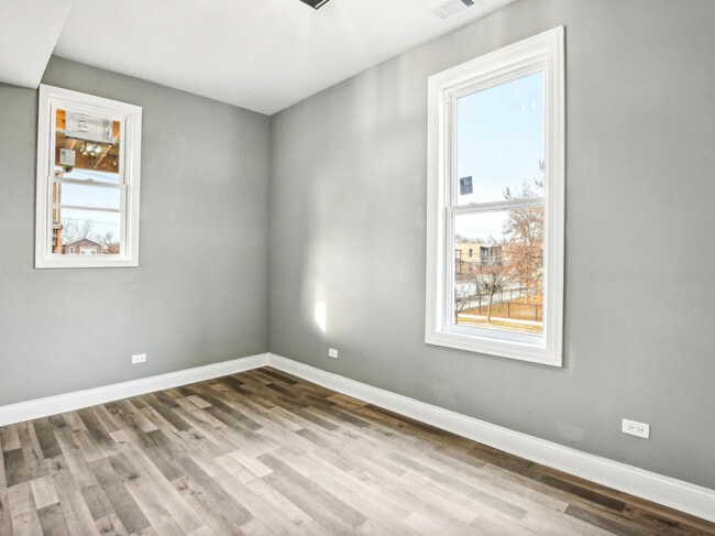 Building Photo - 1806 S Trumbull Ave
