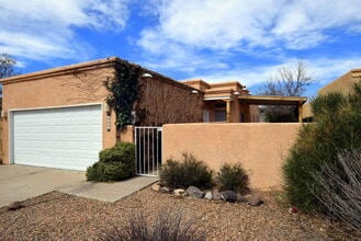 Building Photo - Great 2 Bedroom + Study Home In Taylor Ranch!