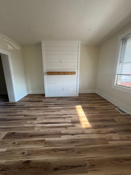 Building Photo - 119 E 20th Ave