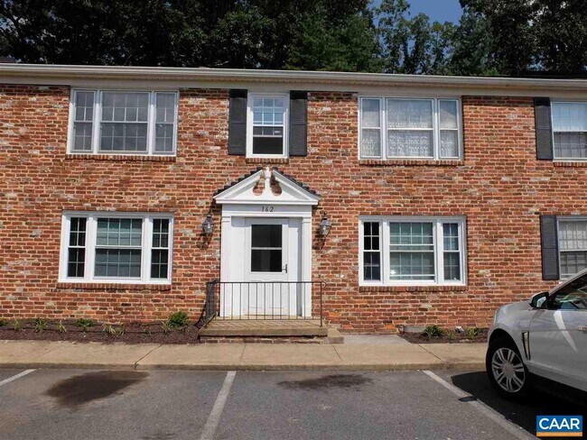 Primary Photo - 140 Hessian Hills Cir