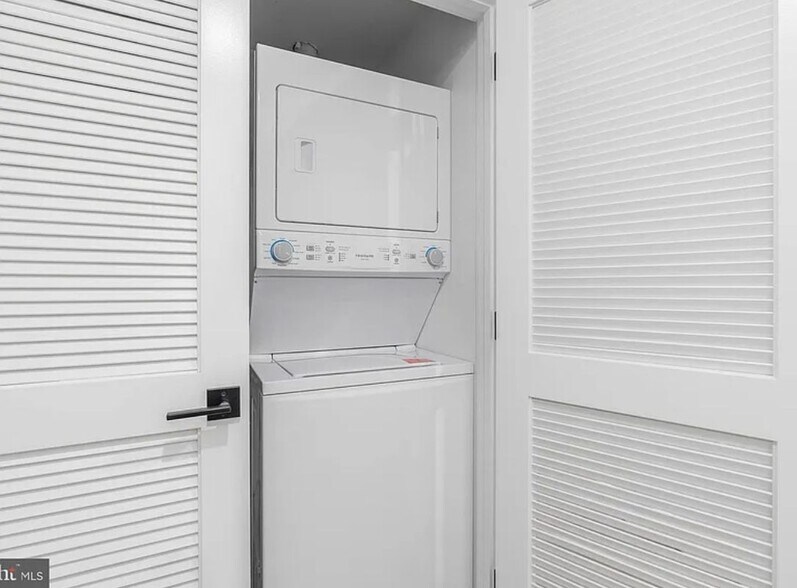 Building Photo - 2055 E Rush St