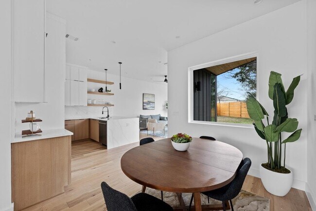 Building Photo - 1409 Valleyridge Dr