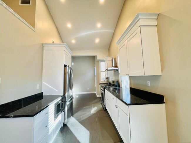 Building Photo - 597 Chapel St