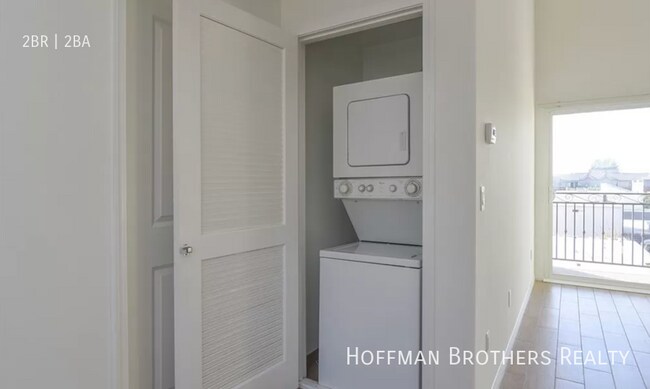 Building Photo - 11925 Kling St