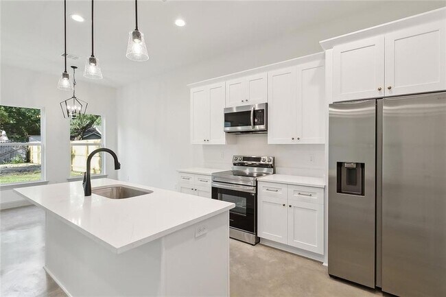 Building Photo - 2120 Robin St