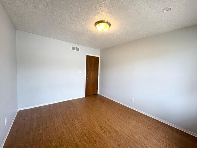 Building Photo - 606 N Mason St