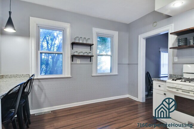 Building Photo - Furnished 3-Bedroom Carriage House on Bird Ave