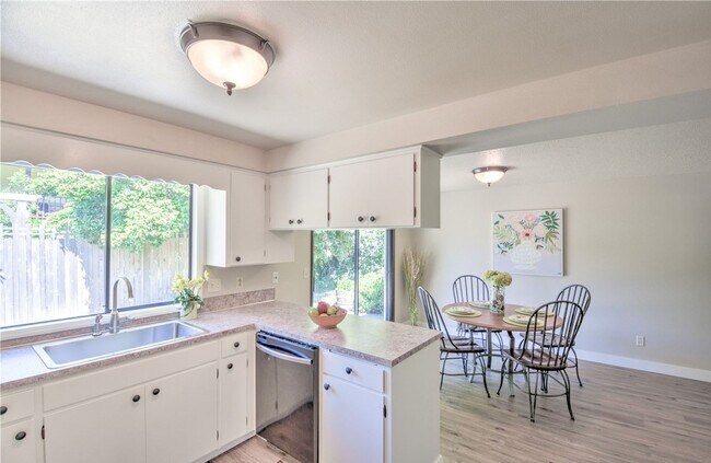 Building Photo - Desirable west side location! 2 bed/ 1.75 bath. Olympia school district