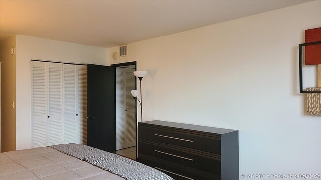 Building Photo - 2500 Parkview Dr