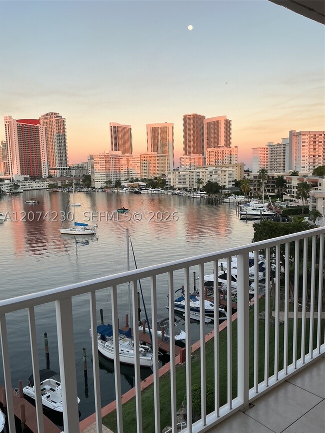 Building Photo - 400 Golden Isles Dr