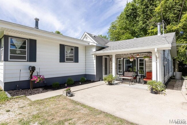 Building Photo - 417 N John St