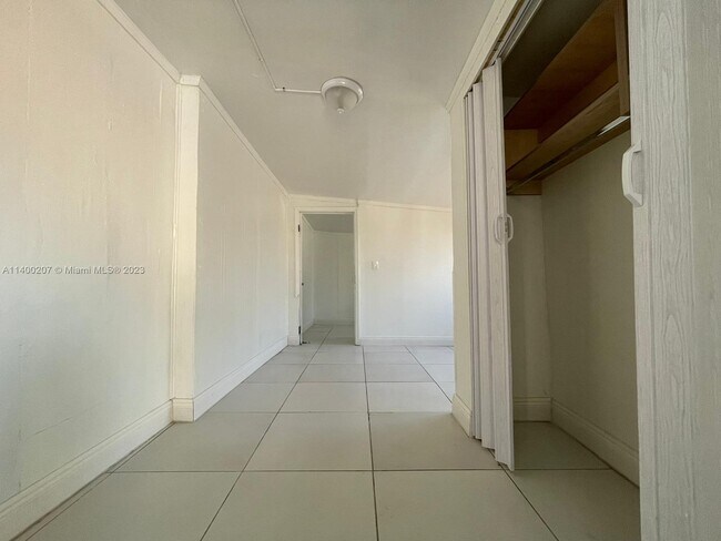 Building Photo - 633 NW 15th Ave