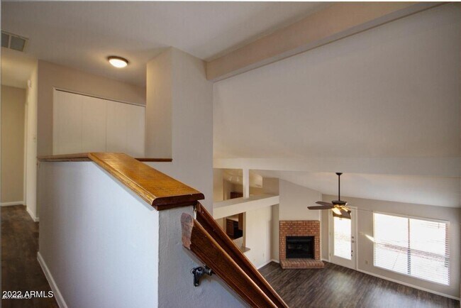 Building Photo - 728 N Hazelton Dr