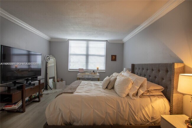 Building Photo - 250 Jacaranda Dr