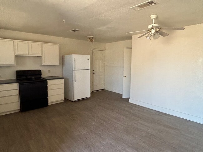 Building Photo - 206 S Pecos St