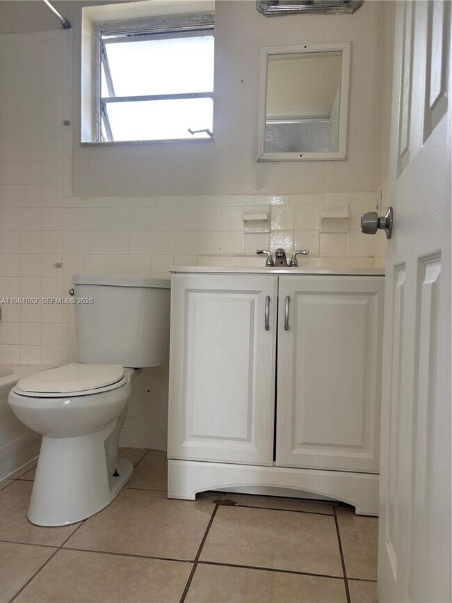 Building Photo - 933 NE 38th St