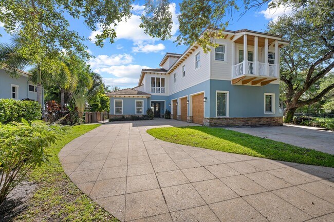 Building Photo - 614 S Lake Dr
