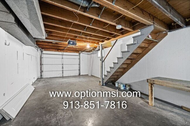 Building Photo - Very Spacious and ready for immediate move-in!!