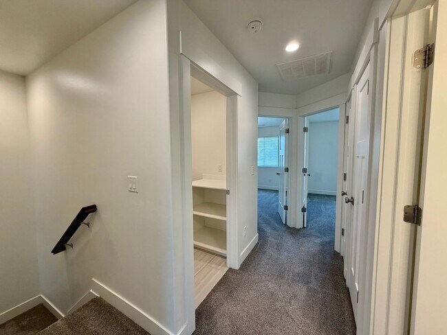 Building Photo - 428 1625 N