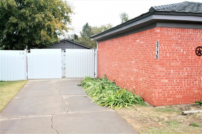 Building Photo - 3715 Lenwood Dr