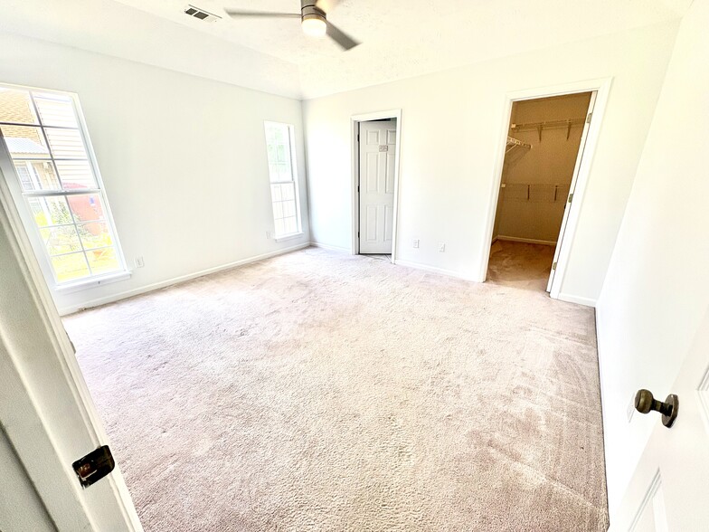Building Photo - 5240 Spinnaker Ct