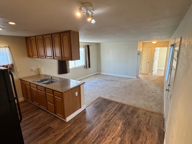 Building Photo - 10920 Apricot St