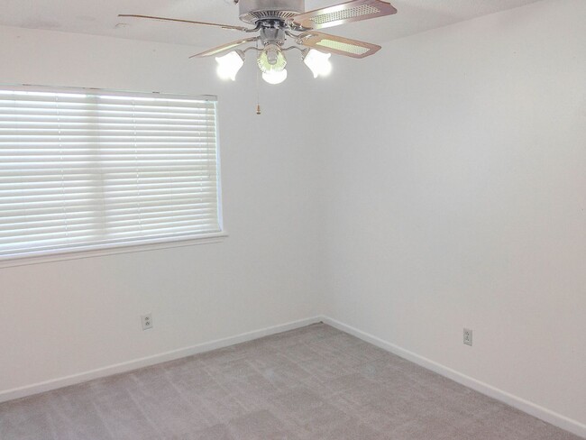 Building Photo - 3Bed/2Bath Availalable 12/13!