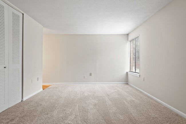 Building Photo - Bolinwood condo available mid-June!! 3 beds, 2 baths in GREAT location in Chapel Hill!