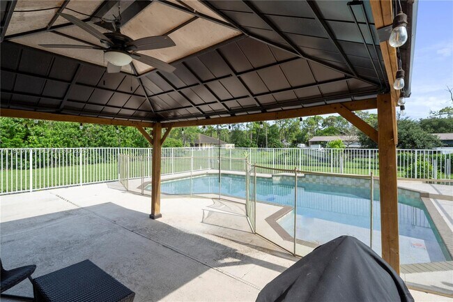 Building Photo - 17125 35th Pl N