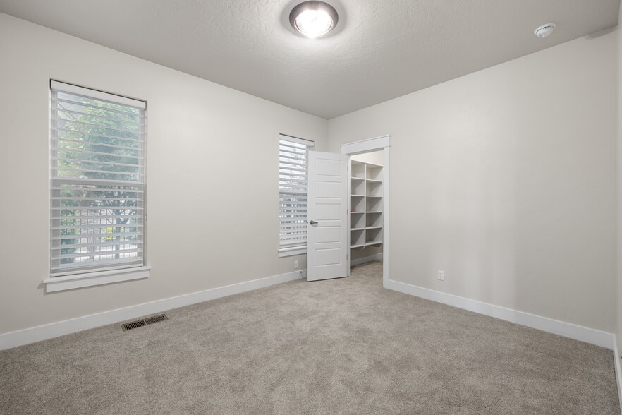 Building Photo - 6230 N Bolsena Ln