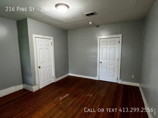 Building Photo - Large, Four Bedroom Unit Close To Food, Sh...