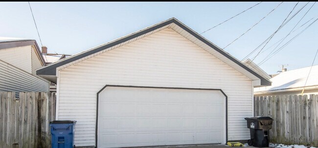 Building Photo - Spacious 3 Bedroom Single Family fenced in Yard, Racine!