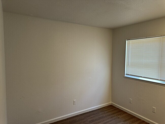 Building Photo - Modesto 2 Bedroom 1 Bathroom Town Home