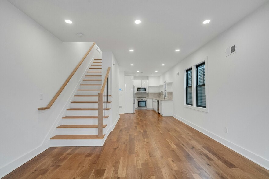 Building Photo - 71 Mission St