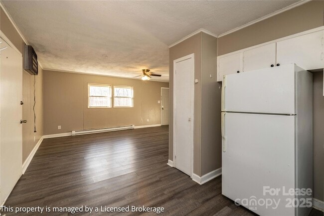 Building Photo - 213 Roslyn Rd