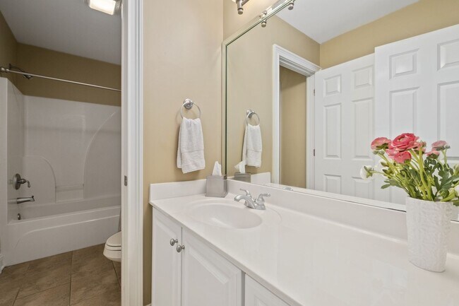 Building Photo - 1015 Crimson Clover Dr