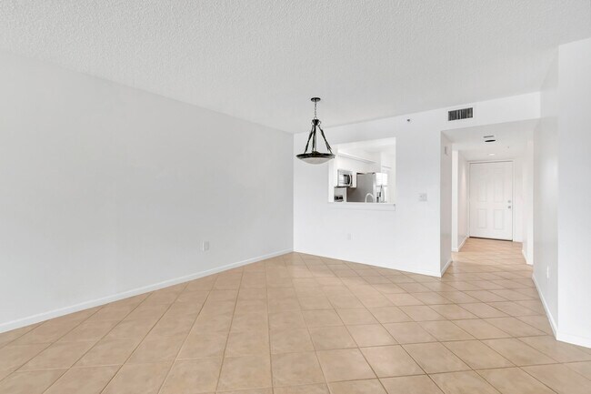 Building Photo - 14096 Huntington Pointe Dr