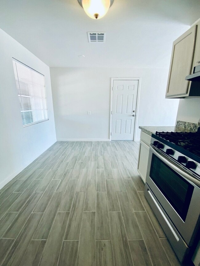 Building Photo - 310 N 2nd Pl