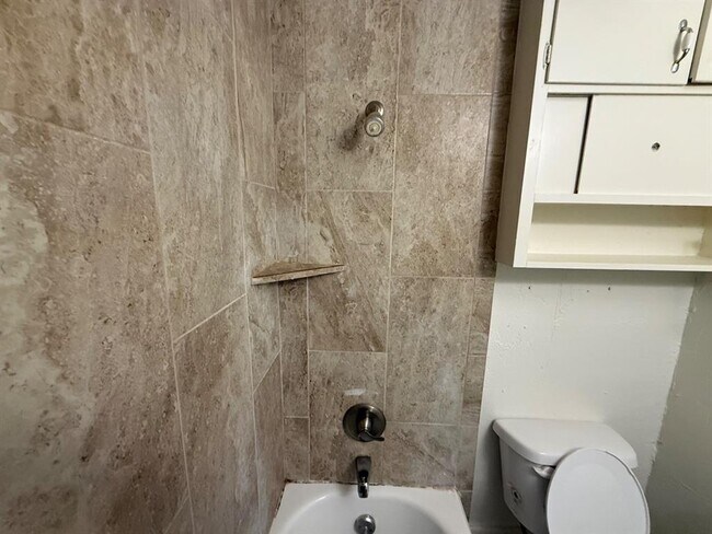 Building Photo - 730 S Littler Ave