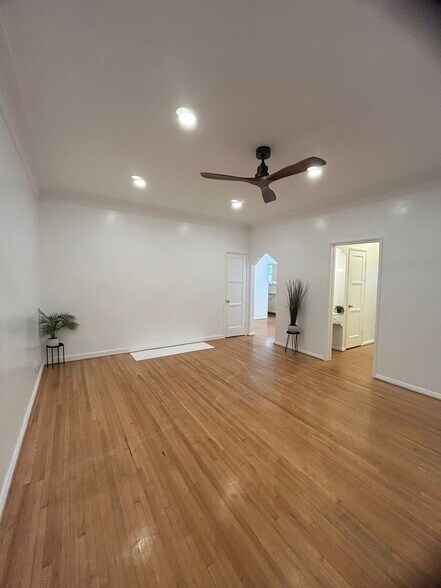 Building Photo - 850 S Kenmore Ave